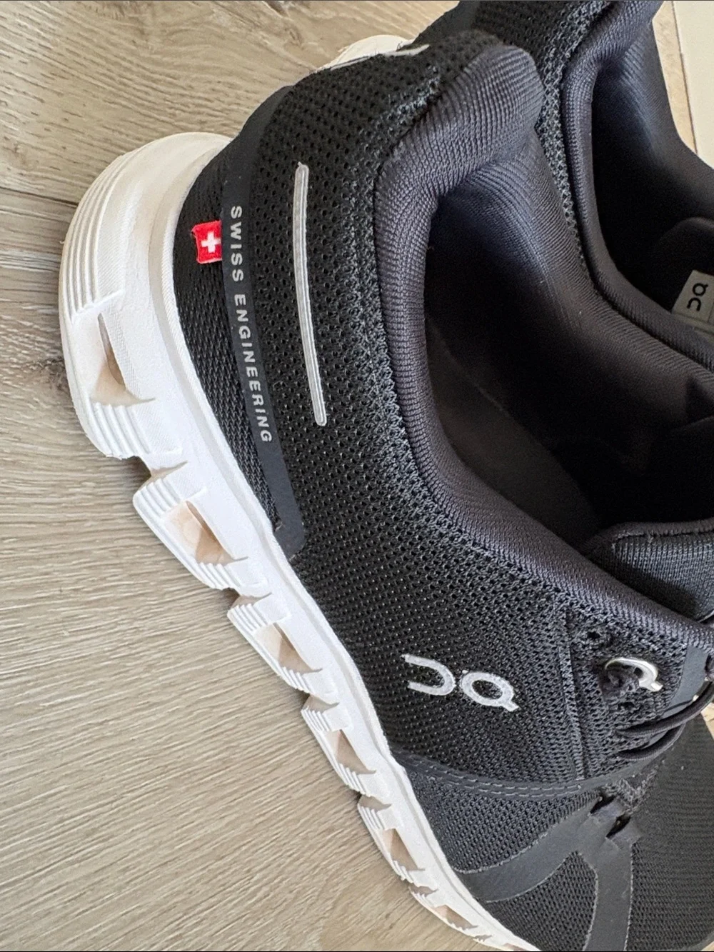On Running Cloud 6 Men's Size M 8.5  black  White Running Shoes